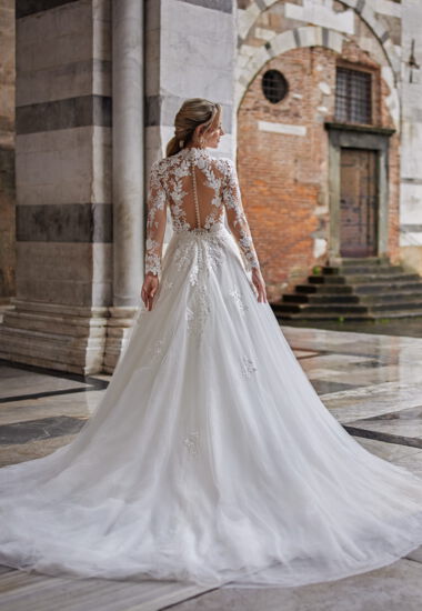 Wow! Brautkleid in A-Linie und Tüllrock und einen märchenhaft schönen Rücken. Perfekt für einen Winterhochzeit.