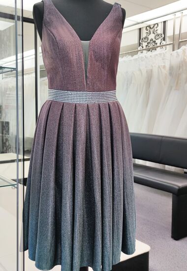 Elegantes Cocktailkleid mit V-Ausschnitt. Glitzert wundervoll!