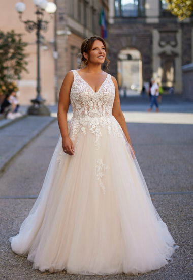 Brautkleid in großer Größe für Deine Hochzeit in Frankfurt. Auch oft gefunden für: Curvy Hochzeitskleid, Brautkleid xxl, Standesamtmode, Brautmode große Größen für Frankfurt.