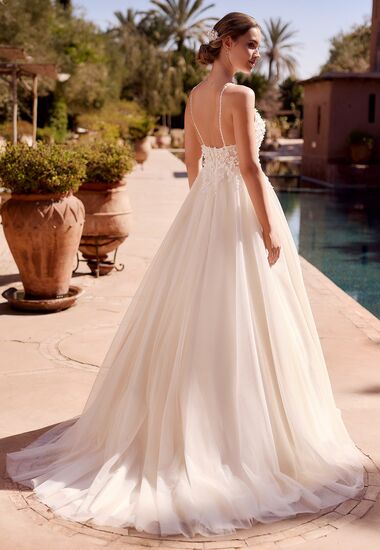 Eine verzaubernde, romantische Silhouette. Brautkleid in Creme mit Schleppe.