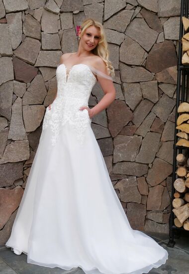 Günstige Brautkleider und Abendkleider im Sale für Frankfurt. Auch oft gefunden für: Abendkleid Sale, Outlet Abendmode, Abiballkleid Sale, Brautkleider günstig, Hochzeitskleid Outlet  für Frankfurt.