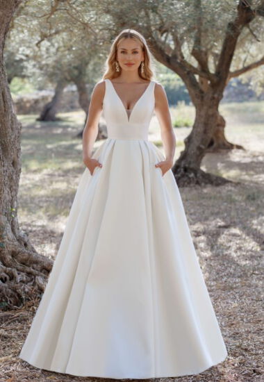 Elegantes Brautkleid ohne Verzierung in Creme aus Mikado.