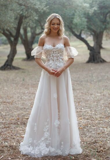 Hochzeitskleid aus Tüll und 3D - Spitze und abnehmbaren Ärmeln.