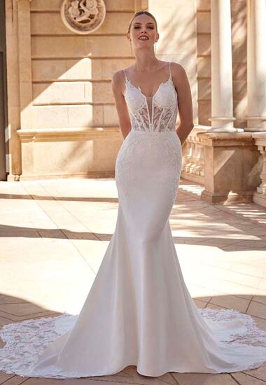 Traumhaftes Brautkleid mit einer märchenhaften Schleppe.