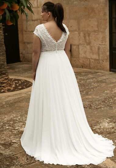 Dieses fließende Hochzeitskleid hat einen tiefen Rückenausschnitt und einen wunderbar fließenden Rock aus Chiffon.