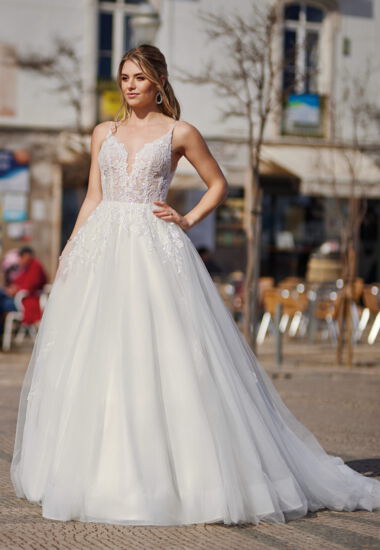 Ein wunderschönes Prinzessinnen Brautkleid mit feinen, funkelnden Glasperlen, Tüllrock und einer langen Schleppe.