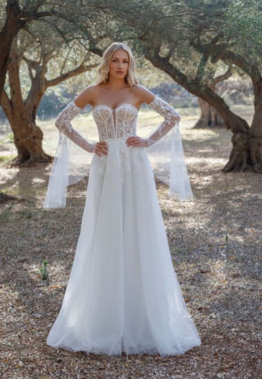 Boho Brautkleid mit Spitzenoberteil und abnehmbaren Ärmeln aus Spitze.