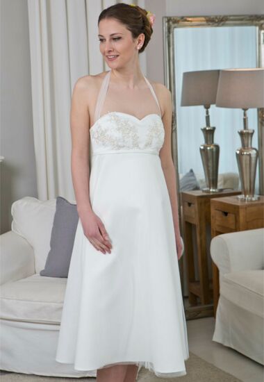 Kurzes Brautkleid für Schwangere mit Neckholder aus Tüll und mit feinen Verzierungen.