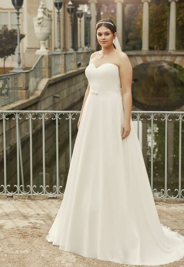 Schlichtes und elegantes Brautkleid für große Größen. Mit einem Spitzenbolero mit langen Ärmeln gut kombinierbar. Perfekt für Kirche oder auch für das Standesamt.