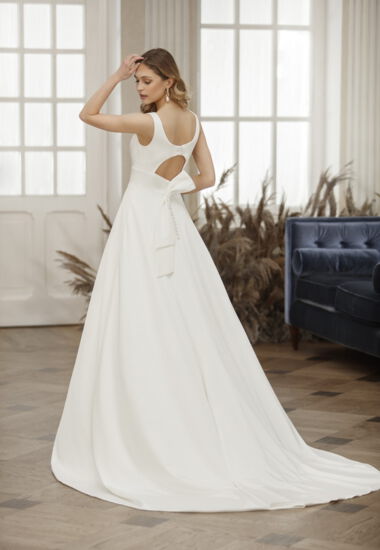 Der Rückenausschnitt dieses eleganten Brautkleides ist spektakulär!
