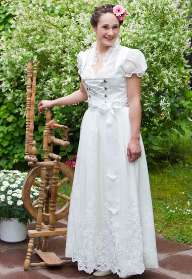 Langes Brautdirndl aus Satin und Spitze.