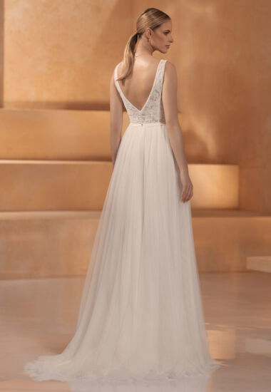 Der Rückenausschnitt dieses eleganten Brautkleides ist spektakulär!
