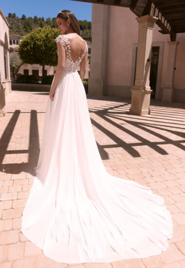 Hochzeitskleid aus Chiffon in Creme, Oberteil mit 3-D Spitze. Brautkleid mit Tattoo - Effekt und fließendem Rock.