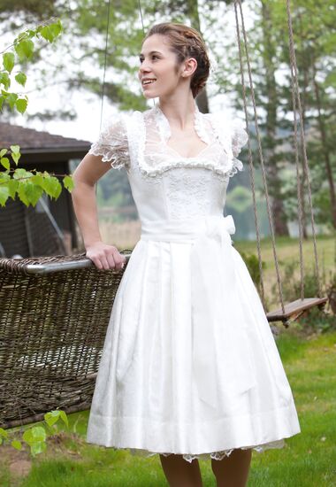 Brautdirndl aus edlem Satin.