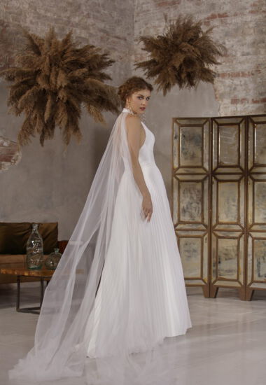 Modernes Neckholder-Hochzeitskleid mit plissiertem Rock und Oberteil.