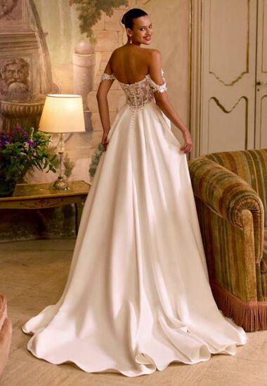 Ein modernes Brautkleid mit Carmen-Ausschnitt aus Satin.
