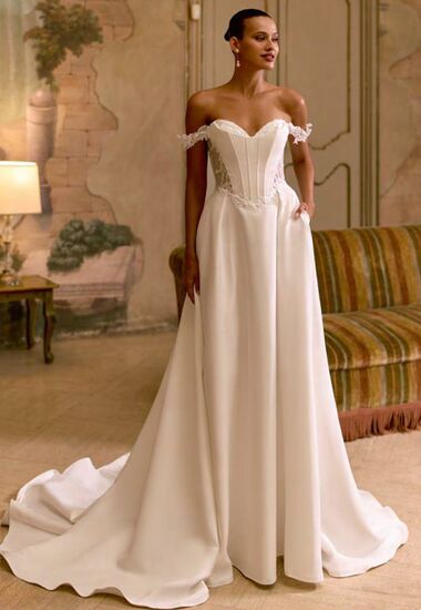 Brautkleid mit Carmen-Ausschnitt aus Satin und einer märchenhaften Schleppe.