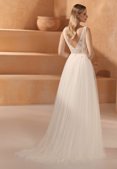 Wunderschönes sexy Brautkleid mit aufregendem Rücken.