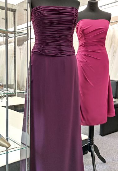 Schlichte Abendkleider aus Chiffon eignen sich sehr gut für Hochzeitsgäste und für Brautmütter.