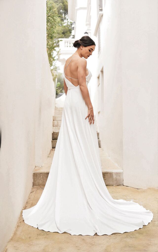 Vom Ballkleid bis zur Meerjungfrau - Silhouette-Brautkleider im Clean Chic dominieren das Modebild.