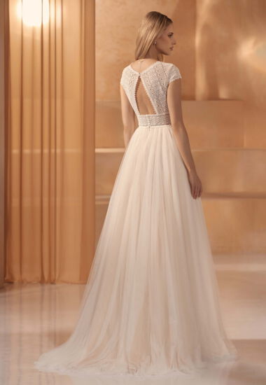 Ein Traum in Creme. Hochzeitskleid mit kurzen Ärmeln und einem wunderschönen weichen Tüllrock.