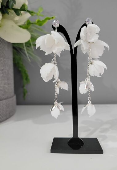 Tolle lange Ohrringe zu deinem Hochzeitskleid. Passt perfekt zum Clean-Chic.