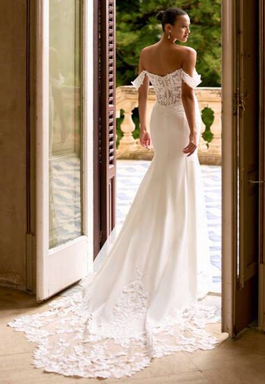 Ein wunderschönes Hochzeitskleid mit Schleppe aus Spitze.