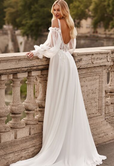 Brautkleid mit zauberhafter Spitze und tiefem V-Ausschnitt.