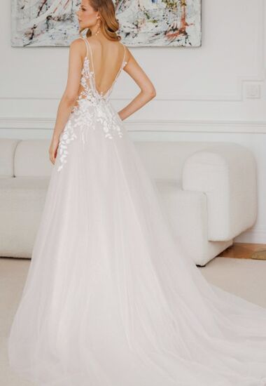 Wunderschön zartes Brautkleid mit tiefen Rückenausschnitt, feine Applikationen, Cut Out.
 