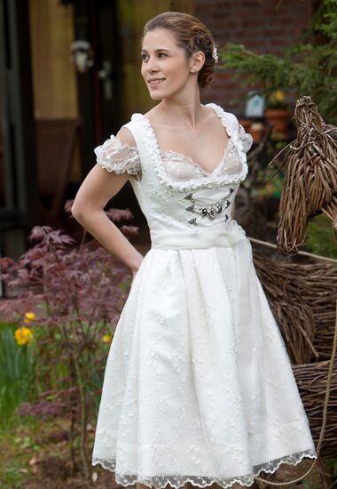 Brautdirndl aus Satin.