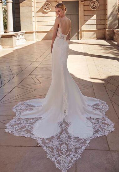 Traumhaftes Hochzeitskleid mit einer märchenhaften Schleppe.