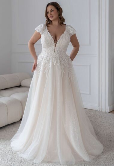 Elegantes und schlichtes Hochzeitskleid in großer Größe. Tiefer V-Ausschnitt und Schleppe.