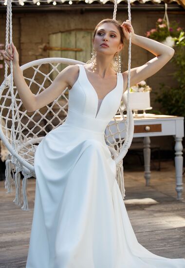 Wunderschönes, schlichtes und extravagantes Brautkleid. Ein Traum in Creme.