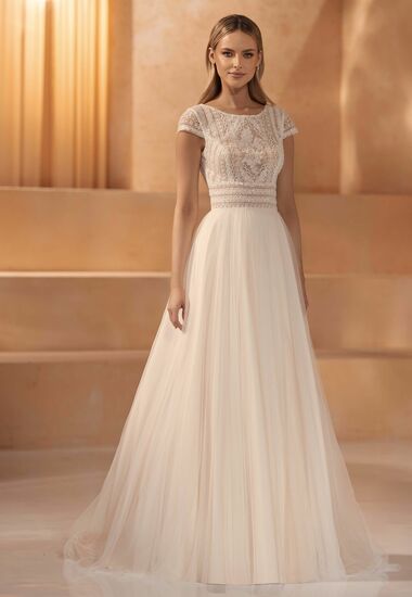 Das Brautkleid ist edel, romantisch und märchenhaft zugleich. 