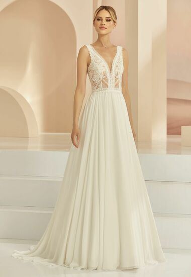 Romantisches Boho Brautkleid mit transparentem Oberteil aus hochwertiger Spitze. Bohemian Chic mit V-Ausschnitt und fließendem Tüllrock.