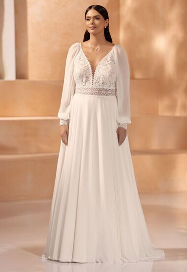Fließendes und leichtes Brautkleid in großer Größe mit Spitzenoberteil und fließendem Rock. Das Brautkleid schmeichelt der Figur.