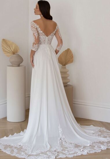 Brautkleid mit Ärmeln aus Chiffon und einer märchenhaften Schleppe.