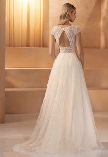 Dieses Brautkleid ist romantisch und märchenhaft zugleich. Es hat einen wunderschönen Rücken. Ein Hingucker!