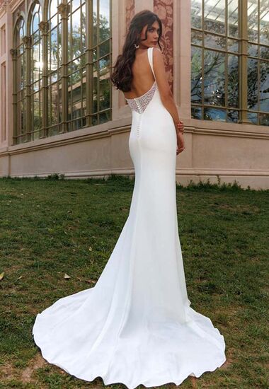 Ein elegantes Brautkleid mit Schleppe. Perfekt für das Standesamt und auch für die freie Trauung.