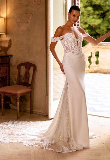 Ein modernes Brautkleid mit Schleppe aus Spitze.