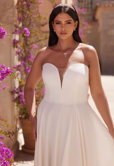 Ein modernes Brautkleid mit fließendem Rock aus Chiffon.